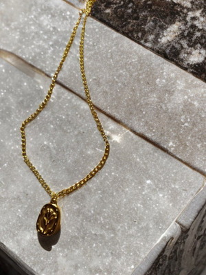 Χρυσό Κολιέ με Ανάγλυφο Μενταγιόν