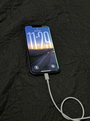iPhone 13 64GB μεταχειρισμένο με ραγισμένη πίσω οθόνη και πράσινη γραμμή μπροστά