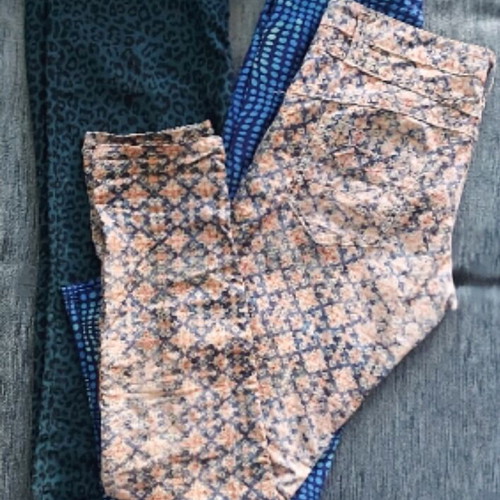 Please jeans used with floral print and leather emblem