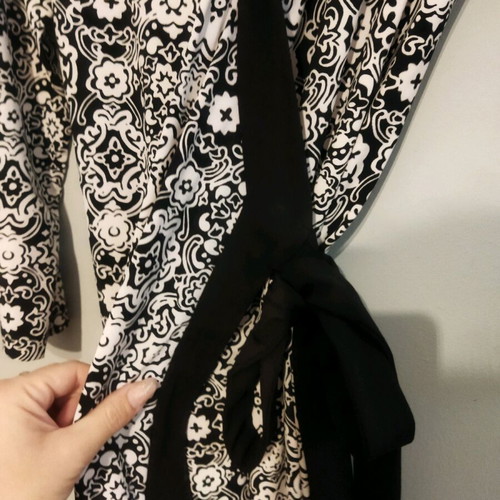 Tahari wrap dress like new, black and white, size M