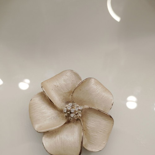 Brooch with rhinestones like new