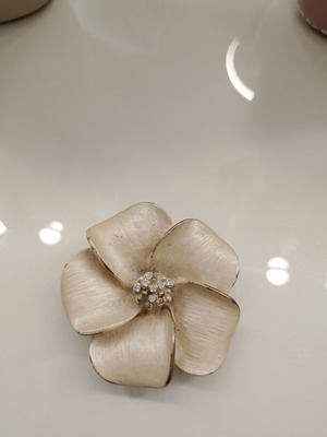 Brooch with rhinestones like new