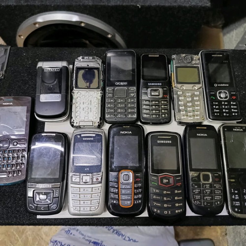 Lot of 13 phones used, for parts, no batteries