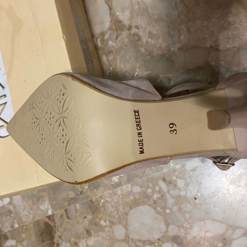 Sarigiannis beige pumps like new with 9cm heel and crisscross straps size 39