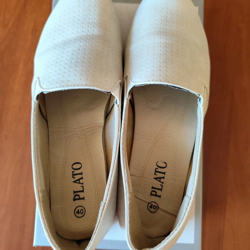 Plato slip-on loafers size 40 cream color like new