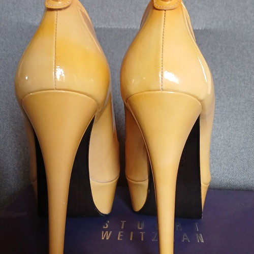 Stuart Weitzman yellow pumps size 40 like new