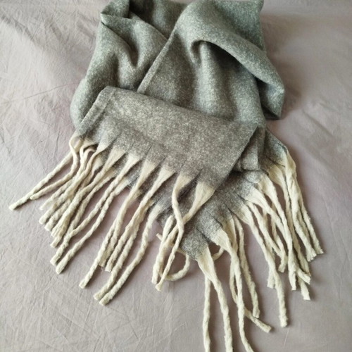 Wool scarf like new with fringes