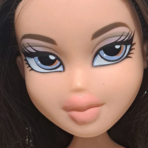 Bratz Salon'n' Spa Dana doll used, incomplete with flaws