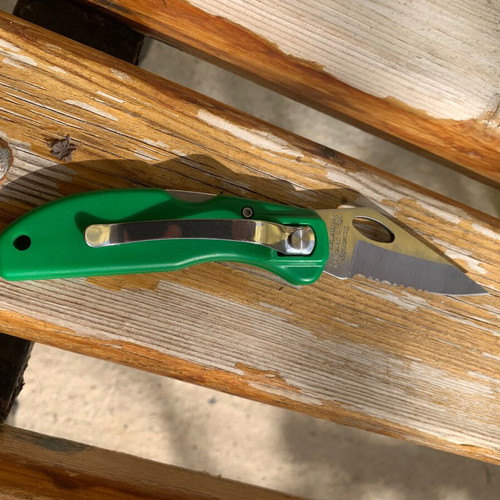 Windustrial folding knife used with blade lock