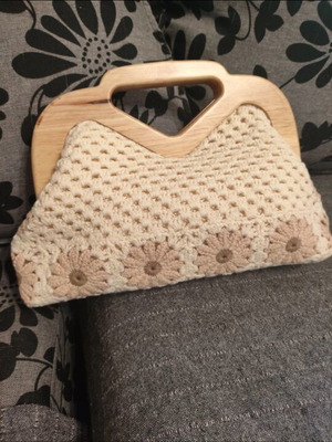 Knitted bag with wooden handle like new, beige, magnetic clasp