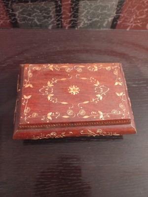 Винтидж дървена кутия за спомени употребявана с декоративни мотиви