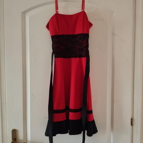 Red dress with lace used, one size, adjustable straps