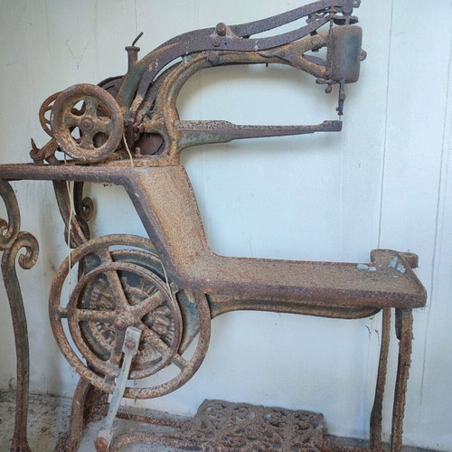 Antique cobbler sewing machine used, collectible