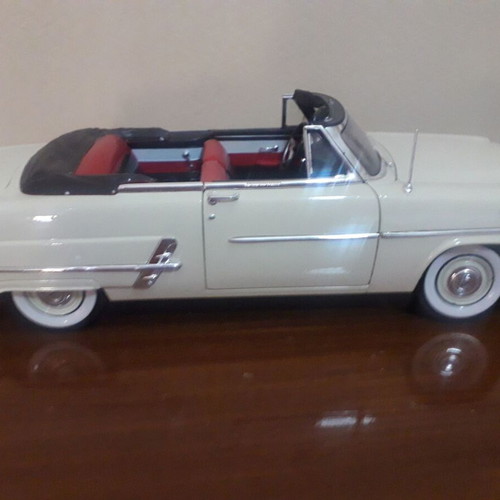 Ford 1953 Crestliner Sunliner 1/18 model car