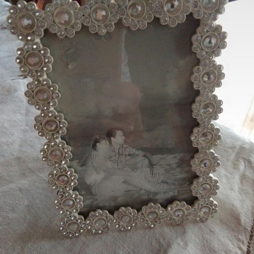 Photo frame with pearls new, heavy, size 3 1/2"x5"