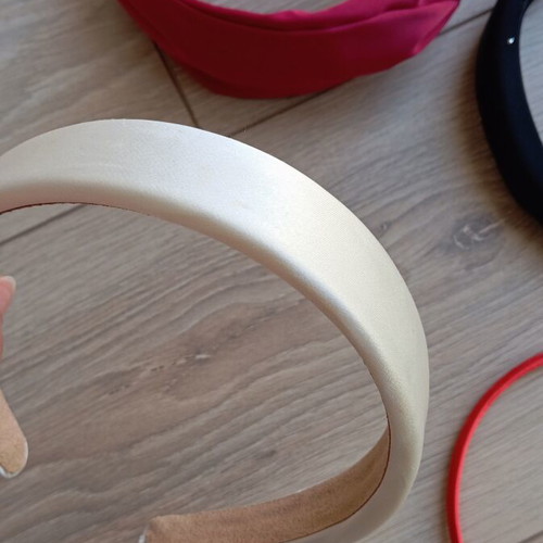 Hairbands pack of 4 like new, beige and red