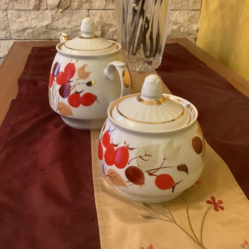 Porcelain set of two pieces with teapot and sugar bowl