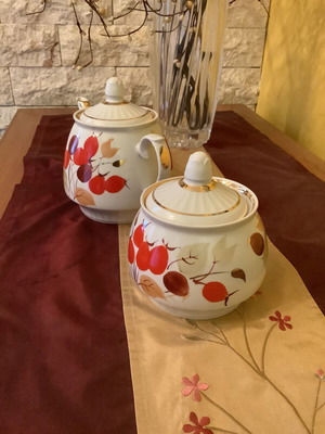 Porcelain set of two pieces with teapot and sugar bowl