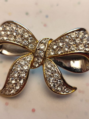 Vintage bow brooch like new, silver plated with crystals