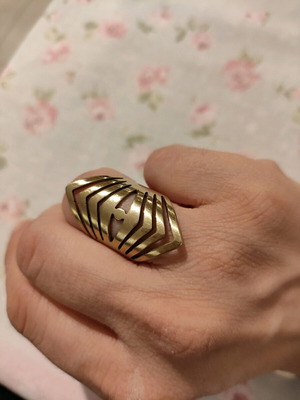 Gold stainless steel ring like new, large and impressive