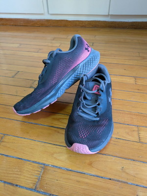 Under Armour Charged Rogue women's athletic shoes size 41 like new, black and pink