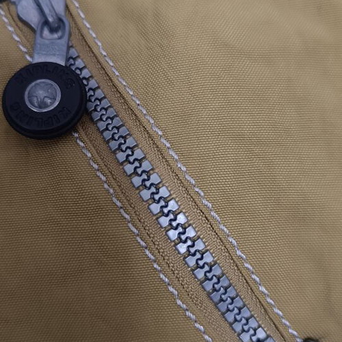 Kipling shoulder bag like new, waterproof fabric, gold color