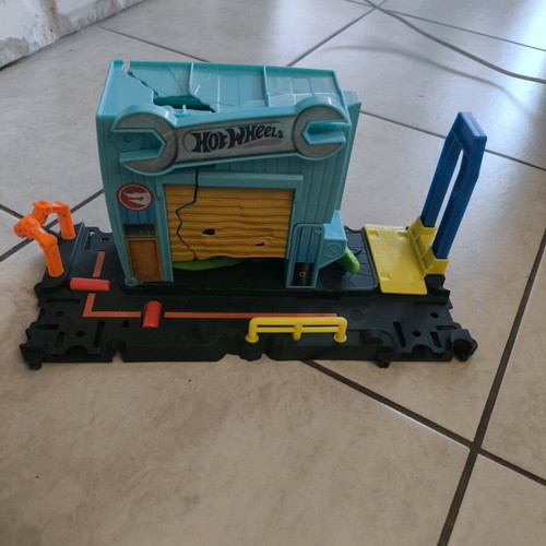 Hot Wheels City Gator Garage Attack Play Set like new