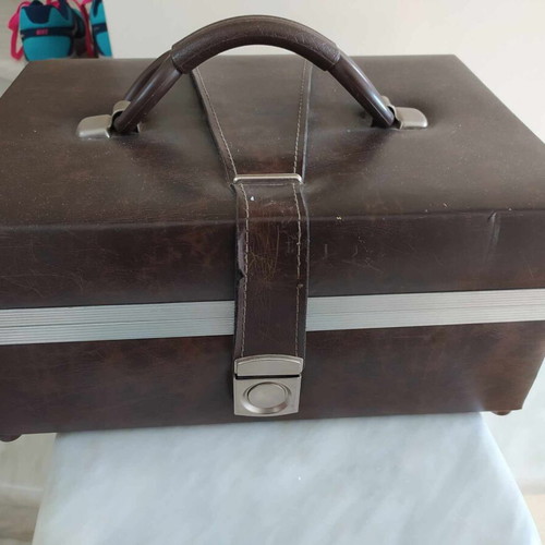 8 Track Cassette Case like new, leather, capacity 24 cassettes