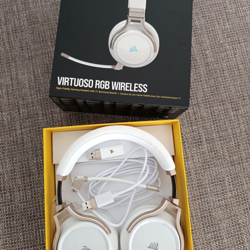 Corsair Virtuoso RGB Wireless Over Ear Gaming Headset white like new for PC and PlayStation 4