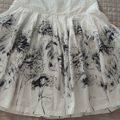 Skirt Lilly.It like new, black and white, size L