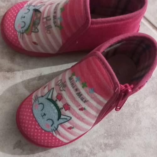 Children's slippers like new, two pairs size 23, pink