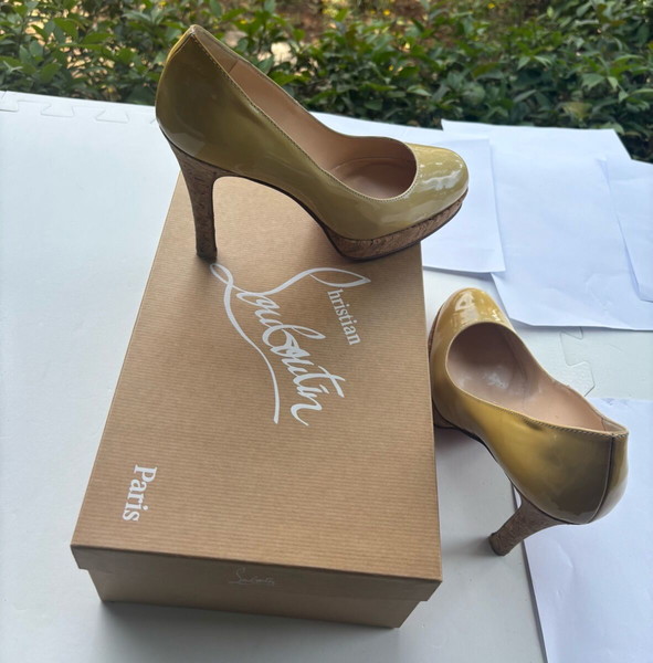 CHRISTIAN LOUBOUTIN HEELS SIZE 38 BEIGE