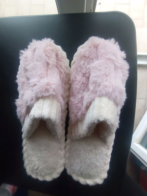 Ροζ χνουδωτές παντόφλες σαν καινούργιες