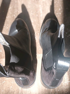Black Zara ankle boots like new, low