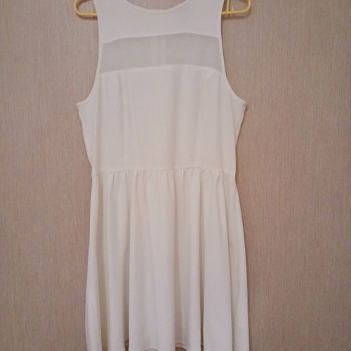 H&M white dress used, size 42 with small yellow mark
