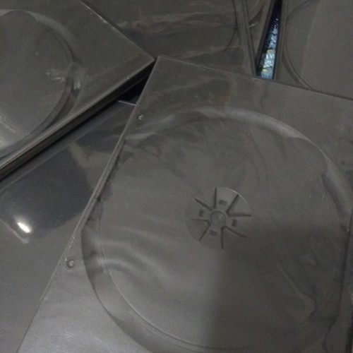 Plastic CD and DVD cases in excellent condition, pack of 16 pieces