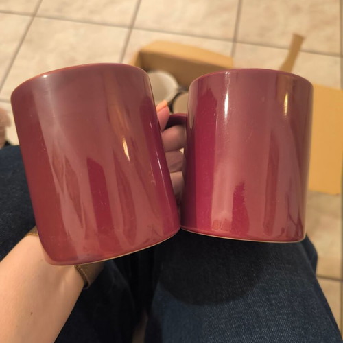 Set of 2 mugs like new