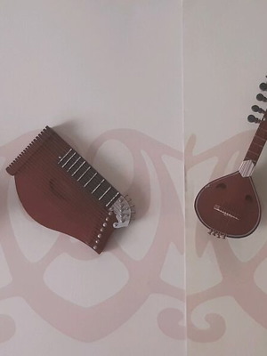 String instrument miniatures like new, set of 4 pieces