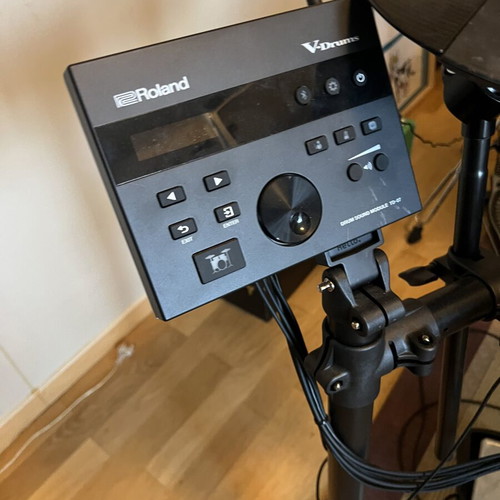 Roland Electronic Drums TD-07 like new with pedal and seat