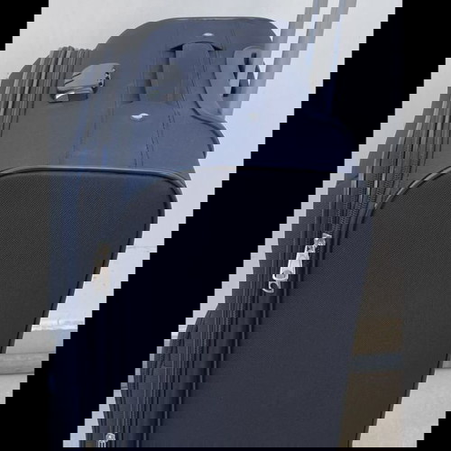 Μεγάλη μπλε βαλίτσα