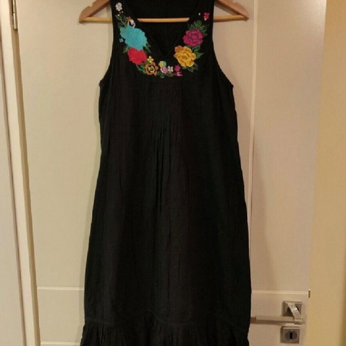 Cotton dress like new, comfortable, airy, with colorful embroidered decoration, size Medium