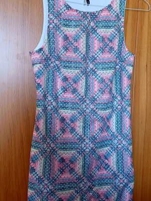Φόρεμα Pink Woman bodycon καλοκαιρινό μέγεθος Μ σαν καινούργιο, γεωμετρικό μοτίβο