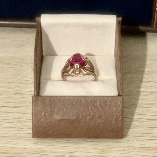 Gold ring 583 14K used, red stone