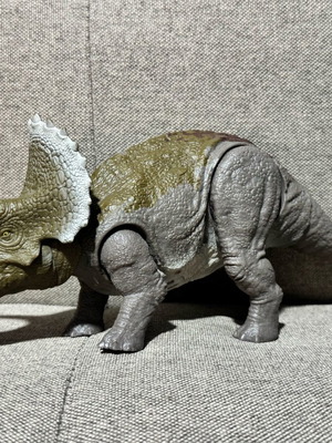Jurassic World Fallen Kingdom Triceratops toy like new, large size