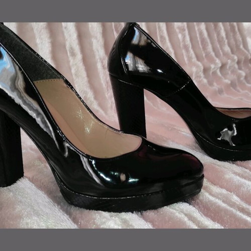 Offer 12€! ELLEN black patent pumps!
