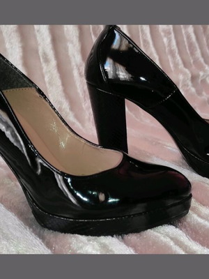 Offer 12€! ELLEN black patent pumps!