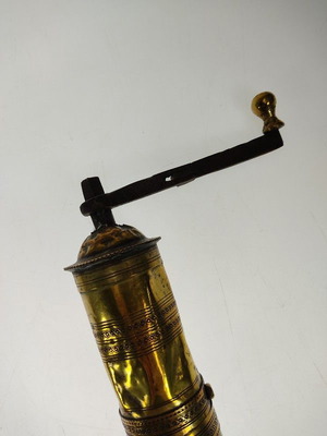 Μπρούτζινος μύλος του καφέ μεταχειρισμένος παλιός