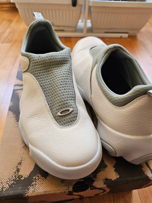 Oakley Factory Team Flesh sneakers new, size 45-46, white multicolor