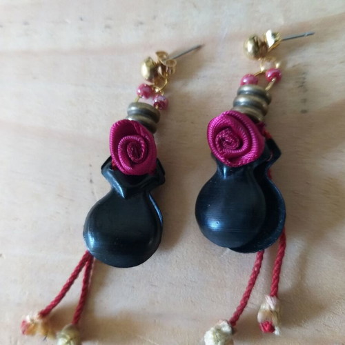 Castanets earrings stud with burgundy red roses