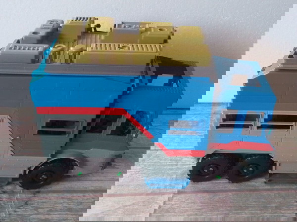 Φορτηγο RV Van Ben 10 Rustbucket Transforming Alien Playset